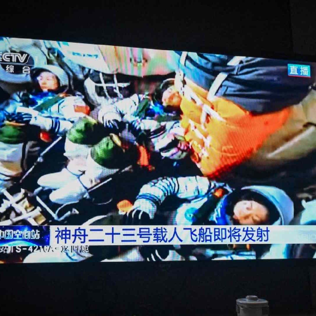 Una mujer observa la transmisión en vivo por la televisión estatal (CCTV) del lanzamiento de la nave espacial tripulada Shenzhou-23 dentro de una habitación en Shanghái, China, el 24 de mayo de 2026